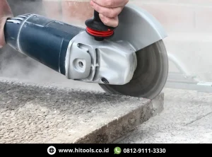 Mesin Gerinda Tangan Tips Memilih untuk Proyek Rumah dan Bengkel. 2 Mesin gerinda tangan memotong beton/keramik dengan disc potong dan debu