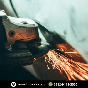 Kesalahan Penggunaan Gerinda Tangan dan Tips Penggunaan Aman Gerinda 1 Gerindra Memotong Besi Mobil
