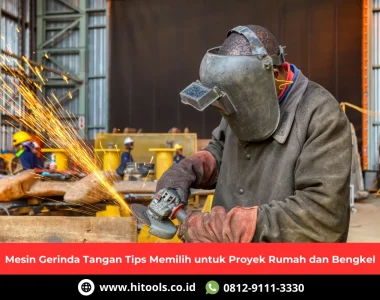 Operator memakai masker pelindung wajah dan sarung tangan saat menggunakan mesin gerinda tangan