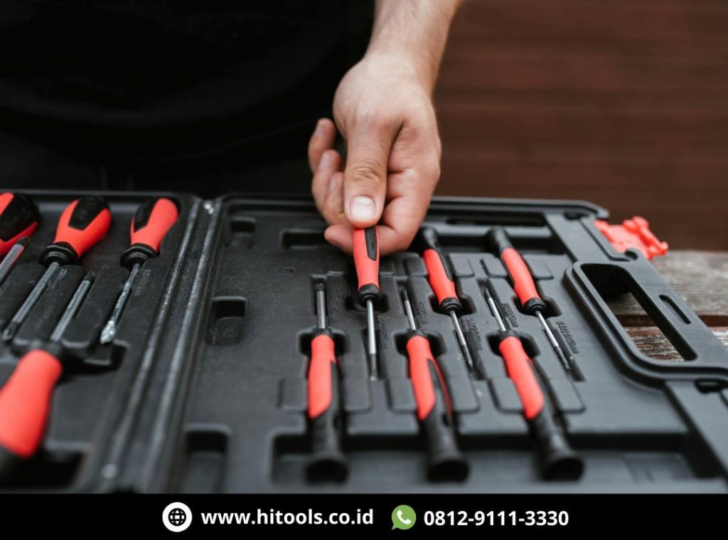 5 Cara Efektif Melepas Baut yang Susah Dibuka 3 Set obeng impact manual digunakan untuk membantu melepas baut yang susah dibuka di bengkel.