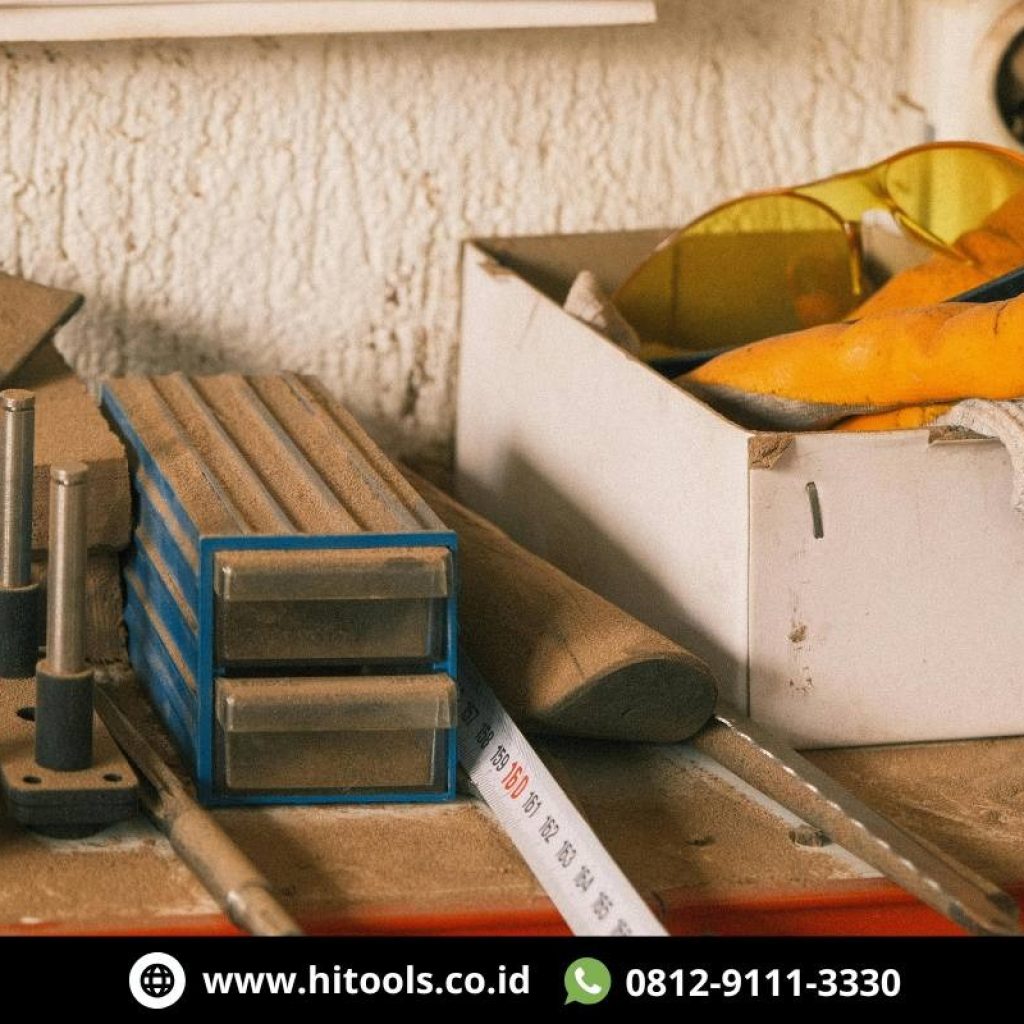 Tips Menjaga Peralatan Bengkel Tetap Bersih dan Awet 1 Peralatan Bengkel Berdebu