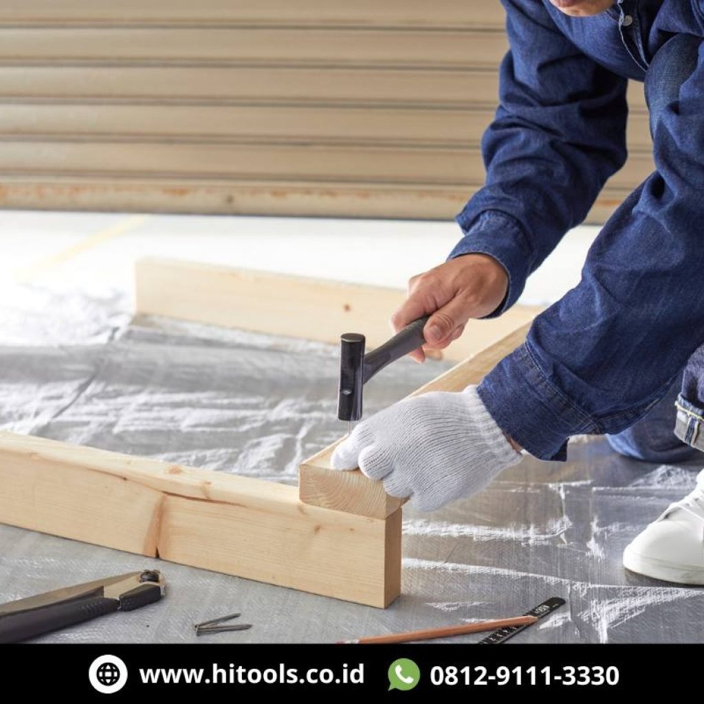 5 Cara Efektif Melepas Baut yang Susah Dibuka 2 Teknisi sedang memukul ringan sambungan kayu untuk membantu melepas baut yang susah dibuka.