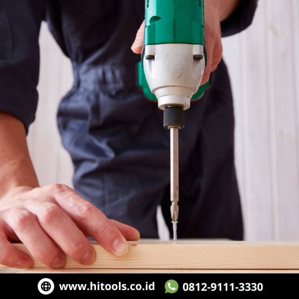 5 Cara Efektif Melepas Baut yang Susah Dibuka 5 Teknisi menggunakan bor listrik untuk melepas baut yang susah dibuka pada rangka kayu.